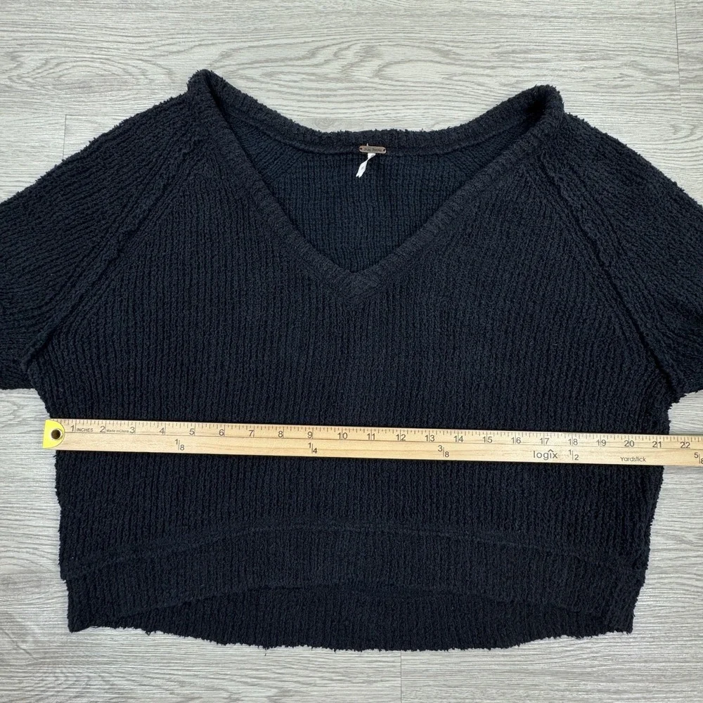 Free People Womens Sweater V-Neck Cropped Boucle Knit Black M Long Sleeve Raglan
